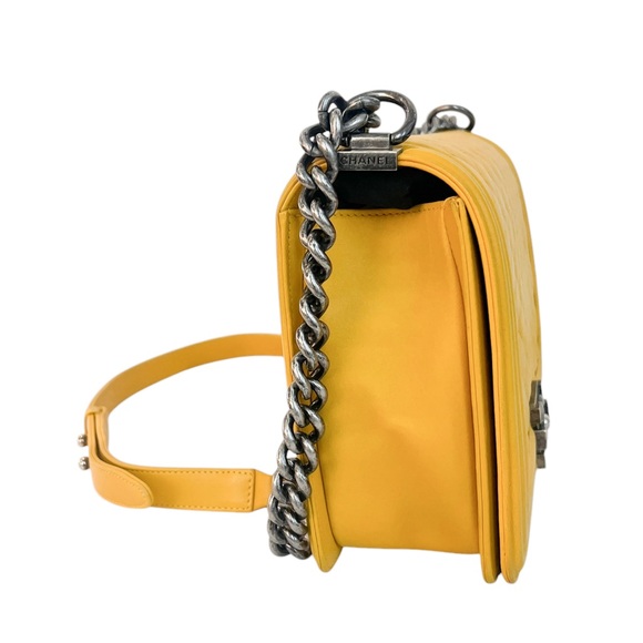 Chanel   Quilted New Medium Boy Flap Bag in yellow - Picture 4 of 16